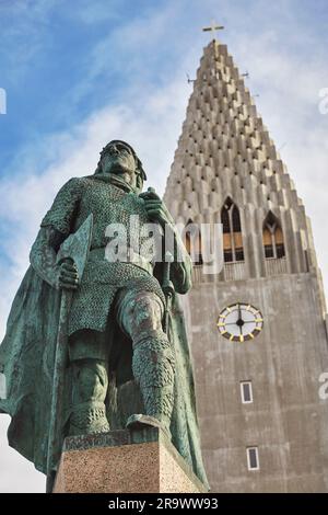 Eine Statue von Leifur Eriksson, dem Wikingergründer Islands, vor der Hallgrimskirkja Kirche, dem größten Wahrzeichen in Reykjavik, Island. Stockfoto