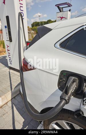 Die Zukunft ist da: Elektrofahrzeuge, die an einer Ladestation für Elektrofahrzeuge (EV) aufgeladen werden, in der Nähe von Stafford, England, Großbritannien. Stockfoto