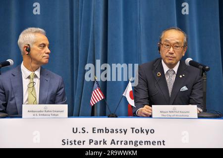 Tokio, Japan. 29. Juni 2023. Matsui Kazumi(R), Bürgermeister von Hiroshima, hält eine Rede während der Unterzeichnung des Hiroshima Peace Memorial Park-Pearl Harbor National Memorial Sister Park auf der US-amerikanischen Bühne Botschaft in Tokio, Japan, am Donnerstag, den 29. Juni 2023. Foto: Keizo Mori/UPI Credit: UPI/Alamy Live News Stockfoto