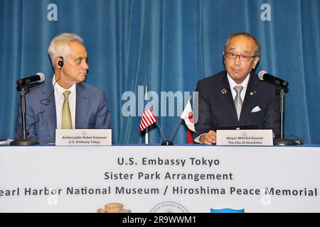 Tokio, Japan. 29. Juni 2023. Matsui Kazumi(R), Bürgermeister von Hiroshima, hält eine Rede während der Unterzeichnung des Hiroshima Peace Memorial Park-Pearl Harbor National Memorial Sister Park auf der US-amerikanischen Bühne Botschaft in Tokio, Japan, am Donnerstag, den 29. Juni 2023. Foto: Keizo Mori/UPI Credit: UPI/Alamy Live News Stockfoto