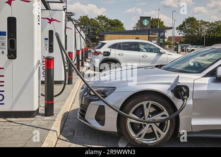 Die Zukunft ist da: Elektrofahrzeuge, die an einer Ladestation für Elektrofahrzeuge (EV) aufgeladen werden, in der Nähe von Stafford, England, Großbritannien. Stockfoto