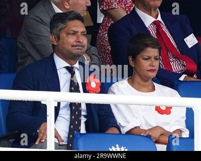 Ehemaliger Sri-Lanka-Kapitän Kumar Sangakkara und Ehefrau Yehali Sangakkara auf den Tribünen am zweiten Tag des zweiten Ashes-Testspiels im Lord's, London. Foto: Donnerstag, 29. Juni 2023. Stockfoto