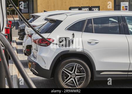 Die Zukunft ist da: Elektrofahrzeuge, die an einer Ladestation für Elektrofahrzeuge (EV) aufgeladen werden, in der Nähe von Stafford, England, Großbritannien. Stockfoto