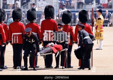 Die letzte Probe für Trooping the Colour findet heute bei Horse Guard’s Parade statt, bevor in der nächsten Woche König Charles Geburtstag gefeiert wird. Soldaten Stockfoto