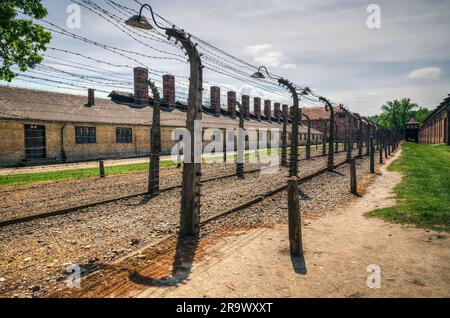 Oswiecim, Polen - 12. Mai 2016: Stacheldraht um das Konzentrationslager Auschwitz-Birkenau in Oswiecim, Polen. Stockfoto