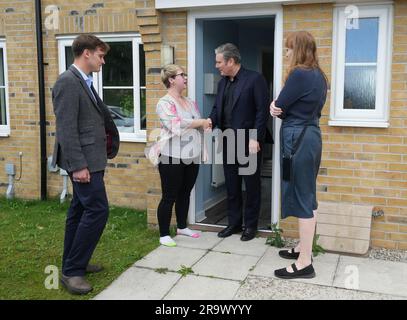 Labour Leader Sir Keir Starmer und Deputy Labour Party Leader Angela Rayner mit Keir Mather (links), Arbeiterkandidat für Selby trifft sich mit der örtlichen Wohnsitz Alice Fletcher, um während ihres Besuchs in Selby im Vorfeld der Nachwahl von Selby und Ainsty am 20. Juli nach dem Rücktritt des amtierenden Parlamentsabgeordneten Nigel Adams Hypotheken zu besprechen. Foto: Donnerstag, 29. Juni 2023. Stockfoto