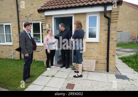 Labour Leader Sir Keir Starmer und Deputy Labour Party Leader Angela Rayner mit Keir Mather (links), Arbeiterkandidat für Selby trifft sich mit der örtlichen Wohnsitz Alice Fletcher, um während ihres Besuchs in Selby im Vorfeld der Nachwahl von Selby und Ainsty am 20. Juli nach dem Rücktritt des amtierenden Parlamentsabgeordneten Nigel Adams Hypotheken zu besprechen. Foto: Donnerstag, 29. Juni 2023. Stockfoto