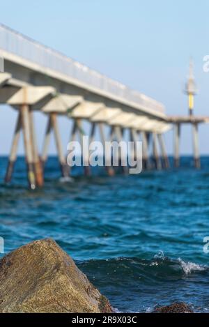 Die Pont del Petroli, der Seepier von Badalona, vor Sonnenaufgang Stockfoto