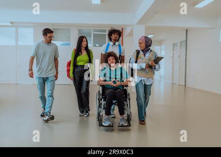 In einer modernen Universität gehen verschiedene Studenten, darunter eine afroamerikanische Studentin und eine Hidschab tragende Frau, im Flur zusammen Stockfoto