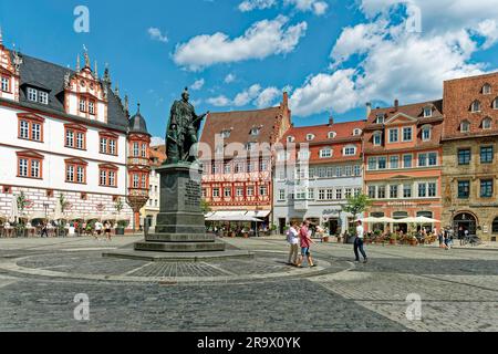 Rathaus und Denkmal für Prinz Albert von Sachsen-Coburg und Gotha, Marktplatz, Coburg, Bayern, Deutschland Stockfoto