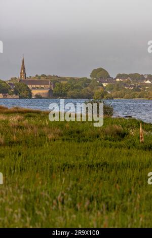 Dorfpanorama mit Kirche, Lake Lough Rea, Loughrea, Galway, Irland Stockfoto