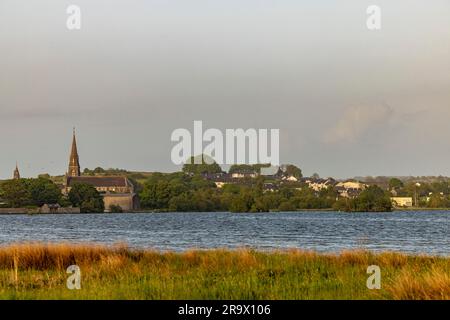 Dorfpanorama mit Kirche, Lake Lough Rea, Loughrea, Galway, Irland Stockfoto