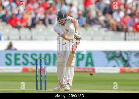 ZAK Crawley of England schlägt einen Lauf von der ersten Schüssel englischer Innings während der LV= Insurance Ashes Test Series Second Test Day 2 England gegen Australien bei Lords, London, Großbritannien, 29. Juni 2023 (Foto von Mark Cosgrove/News Images) Stockfoto