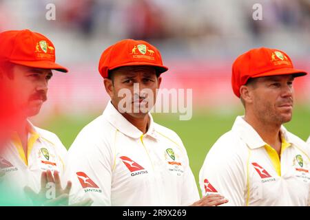 Travis Head aus Australien (links), Usman Khawaja (Mitte) und David Warner trugen rote Mützen für die Ruth Strauss Stiftung vor dem zweiten Tag des zweiten Ashes-Testspiels bei Lord's, London. Foto: Donnerstag, 29. Juni 2023. Stockfoto