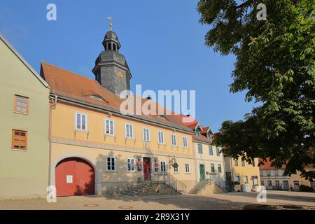 Das Rathaus wurde 1728 mit einem Turm in Dornburg, Dornburg-Camburg, Thüringen, Deutschland, errichtet Stockfoto