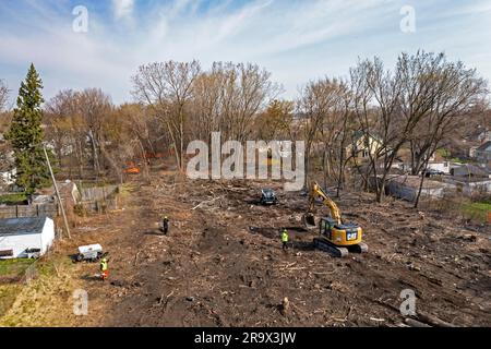 Detroit, Michigan, Arbeiter, die Bäume von einer verlassenen Bahnstrecke entfernen, die Teil des Joe Louis Greenway sein wird, einer 27,5 km langen Wanderung und Stockfoto