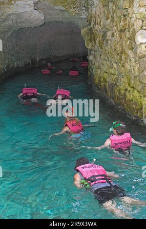 Besucher im unterirdischen Fluss, Yucatan, Underground, Xcaret Eco Park, in der Nähe von Playa del Carmen, Riviera Maya, Quintana Roo, Yucatan, Mexiko Stockfoto