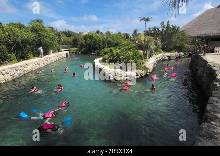 Besucher im unterirdischen Fluss, Xcaret Ecological Park, in der Nähe von Playa del Carmen, Riviera Maya, Quintana Roo, Yucatan, Mexiko Stockfoto