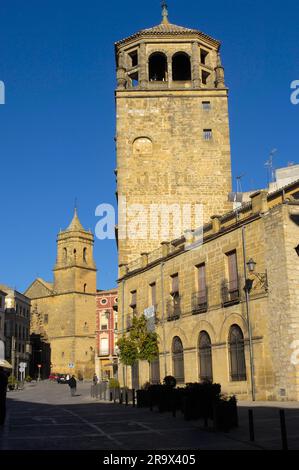 Uhrenturm, Blick auf die Kirche Iglesia de la Trinidad, Plaza de Andalucia, Ubeda, Provinz Jaen, Andalusien, Spanien Stockfoto