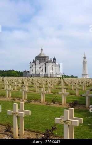 Kriegsgräber, Basilika und Denkmal, auf dem Militärfriedhof, Notre Dame de Lorette, Ablain-Saint-Nazaire, Pas-de-Calais, Nord-Pas-de-Calais, Frankreich Stockfoto