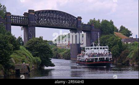 Mersey Ferry Snowdrop, fährt durch Warrington östlich bei Latchford Locks, auf dem Weg zu Salford Quays, NW England, UK WA4 1NN Stockfoto