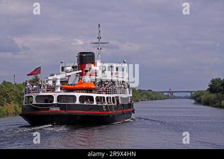 Mersey Ferry Snowdrop, fährt durch Warrington östlich bei Latchford Locks, auf dem Weg zu Salford Quays, NW England, UK WA4 1NN Stockfoto