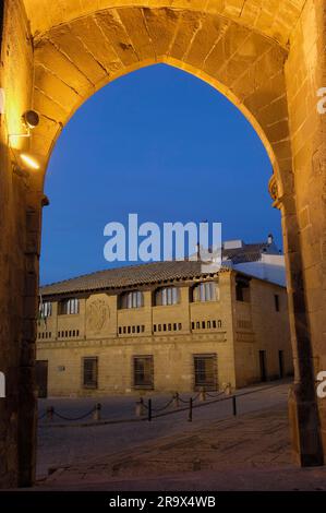 Jaen Stadttor, Puerta, Blick auf den alten Metzgerladen „Antigua Carniceria“, Plaza del Populo, Baeza, Jaen, Andalusien, Spanien Stockfoto