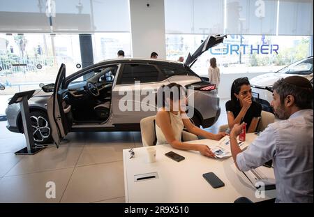 Shenyang/Shanghai. 29. Juni 2023. Kunden verhandeln über den Kauf des Elektrofahrzeugs Geometry C von Geely in Tel Aviv, Israel, 21. Juni 2023. Kredit: Chen Junqing/Xinhua/Alamy Live News Stockfoto