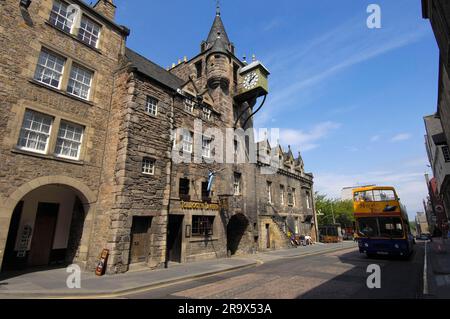 Das People's Story Museum, Tolbooth Tavern, gegründet 1820, ehemaliges Rathaus in Canongate Tolbooth, Straße Royal Mile, Altstadt, Canongate Stockfoto