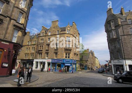 Geschäfte in der Straße Royal Mile, Altstadt, Canongate, Edinburgh, Lothian, Schottland, Vereinigtes Königreich Stockfoto