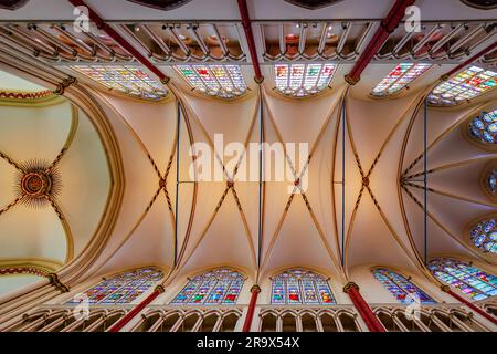 Brügge, Belgien - 16. Juni 2023: Decke der Kuppel im Inneren der Salvatorskathedrale (Erlöser), römisch-katholische Kathedrale von Brügge, Belgien. St. Sa Stockfoto
