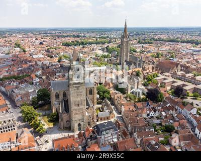 Luftdrohnen-Stadtbild mit der Notre-Dame-Kirche Brügge und der St. Salvatorische Kathedrale (Heiliger Erlöser), römisch-katholische Kathedrale A. Stockfoto