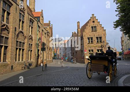 Pferdekutsche auf der Straße, Restaurant Gruuthuse Hof, Brügge, Westflandern, Belgien Stockfoto