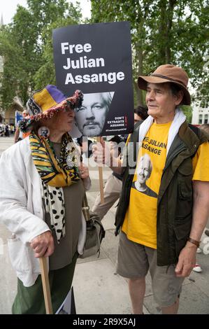 Parliament Square, London. June24. 2023. Kundgebung, um die Freilassung von Julian Assange zu fordern, der sich im Gefängnis von Belmarsh befindet und der Auslieferung in die Vereinigten Staaten droht. Stockfoto