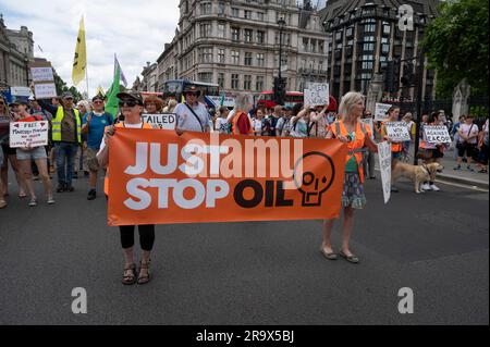 Parliament Square, London. June24. 2023. "Just Stop Oil"-Demonstranten machen einen langsamen Spaziergang um den Parliament Square. Stockfoto
