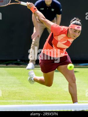 Ons Jabeur (tun) spielt am zweiten Tag des Rothesay International im Devonshire Park, Eastbourne, UK 27. June2023 . Stockfoto
