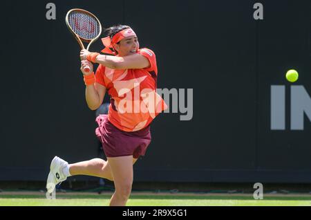 Ons Jabeur (tun) spielt am zweiten Tag des Rothesay International im Devonshire Park, Eastbourne, UK 27. June2023 . Stockfoto