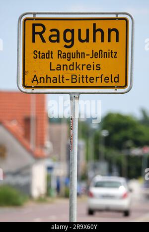29. Juni 2023, Sachsen-Anhalt, Raguhn-Jeßnitz: Das Schild am Eingang zu Raguhn, einem Bezirk von Raguhn-Jeßnitz. Nach ihrem Erfolg in Sonneberg in Südthüringen möchte die AfD nun der erste Bürgermeister des Bundesstaates Sachsen-Anhalt sein. Am 2. Juli wird das AfD-Mitglied des landesparlaments Loth in einer abgeschlossenen Wahl gegen den Nichtparteikandidaten Naumann antreten. In der ersten Runde übernahm Loth 40,7 Prozent der Stimmen, während Naumann 36,9 Prozent erreichte. Der Spielraum betrug weniger als 200 Stimmen. Etwa 7800 Personen können wählen. Foto: Jan Woitas/dpa Stockfoto