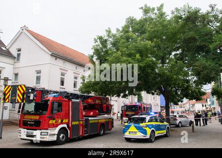 Achim, Deutschland. 29. Juni 2023. Polizei- und Feuerwehrfahrzeuge sind im Stadtzentrum geparkt. Mehrere Personen wurden bei einem Reizgasangriff in einer Bankfiliale leicht verletzt. Laut Polizei hat ein unbekannter Täter einen Kunden im Bankgebäude angegriffen, die Fahndung nach dem Mann läuft. Kredit: Marco Rauch/dpa/Alamy Live News Stockfoto