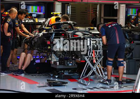 Spielberg, Autriche. 29. Juni 2023. Red Bull Racing RB19, Mechaniker, die während der Formel 2023 arbeiten Rolex Grosser Preis von Osterreich 1, Großen Preis Österreich 2023, 9. Runde der Formel-1-Weltmeisterschaft 2023 vom 30. Juni bis 2. Juli 2023 auf dem Red Bull Ring, in Spielberg, Österreich - Foto Florent Gooden/DPPI Credit: DPPI Media/Alamy Live News Stockfoto