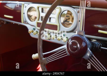 Mauve, Burgundy Lenkrad und Armaturenbrett aus Kunststoff bei Einem 1950 Austin A90 Atlantic Retro Motor Vehicle Automobile, England UK Stockfoto