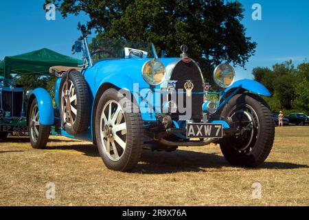 Bugatti Typ 43 Grand Sport Motor aus den 1920er Jahren, das weltweit erste Serienfahrzeug mit 100 km/h, Lymington UK Stockfoto