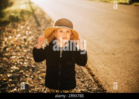 Außenporträt eines süßen Kleinkindes mit großem Hut Stockfoto