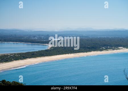 Im Frühling blickt ihr in einem Nationalpark am hawksnest australia auf die Meereslandschaft des Strandes Stockfoto