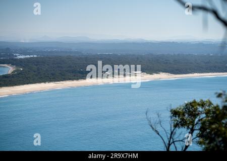 Im Frühling blickt ihr in einem Nationalpark am hawksnest australia auf die Meereslandschaft des Strandes Stockfoto