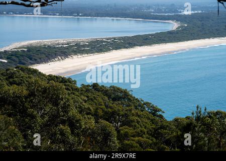 Im Frühling blickt ihr in einem Nationalpark am hawksnest australia auf die Meereslandschaft des Strandes Stockfoto