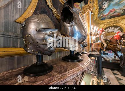 Erschreckend hässlicher Ritterhelm (Armeria) reale, königliches Waffenarsenal, Palazzo reale di Torino, Residenzpalast der Könige von Savoyen, Turin Stockfoto