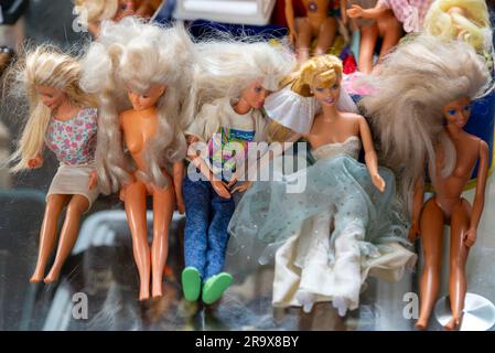 Barbie oder Sindy Puppen im Auktionsraum in Großbritannien ausgestellt Stockfoto