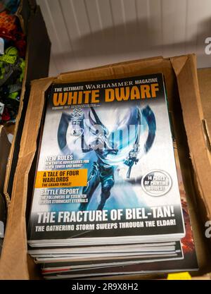 Karton mit Warhammer White Dwarf Magazinen im Auktionsraum, Großbritannien Stockfoto