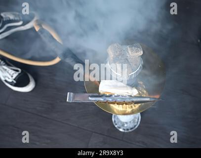 Sindelfingen, Deutschland. 29. Juni 2023. Steinkohle zum Erhitzen des Tabaks liegt auf einer Wasserpfeife in einer Wasserpfeife in einer Wasserpfeife. Shisha-Bars dominieren in vielen Städten zunehmend das Stadtbild. Aber der Whookah-Markt leidet unter zu vielen Regeln und Bürokratie, kritisieren die jungen Liberalen in Baden-Württemberg. (Zu dpa "Junge Liberale kritisieren Bürokratie für Hookah Bars") Kredit: Bernd Weißbrod/dpa/Alamy Live News Stockfoto